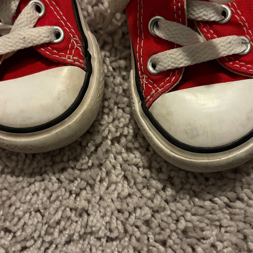 Red converse - Picture 3 of 4